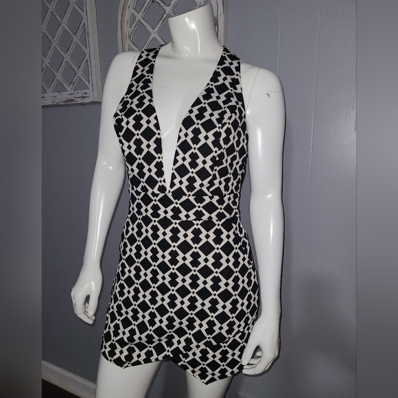 Xtaren Geometric Print Deep Vee Romper Women's Size Medium - Picture 1 of 10